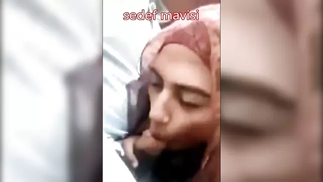 Турецкая девушка в хиджабе красиво сосет член